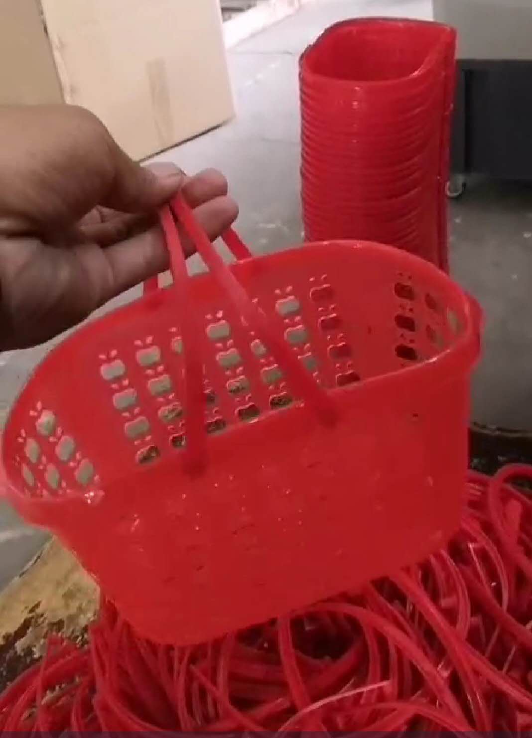 紅色水(shuǐ)果筐